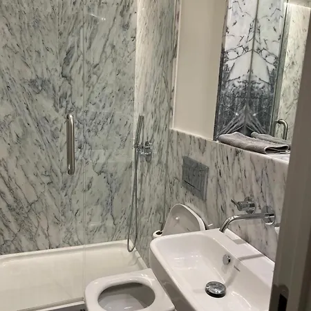 民宿 In Shared House With Private External Bathroom